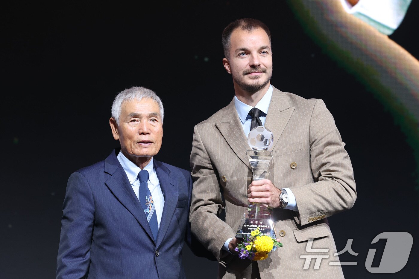 본문 이미지 - 1일 오후 서울 서대문구 홍은동 스위스 그랜드호텔에서 열린 하나은행 K리그 2025대상 시상식에서 K리그2 최다득점상을 수상한 무고사&#40;인천유나이티드&#41;가 이회택 한국OB축구회회장과 기념촬영을 하고 있다. 2025.12.1/뉴스1 ⓒ News1 이광호 기자