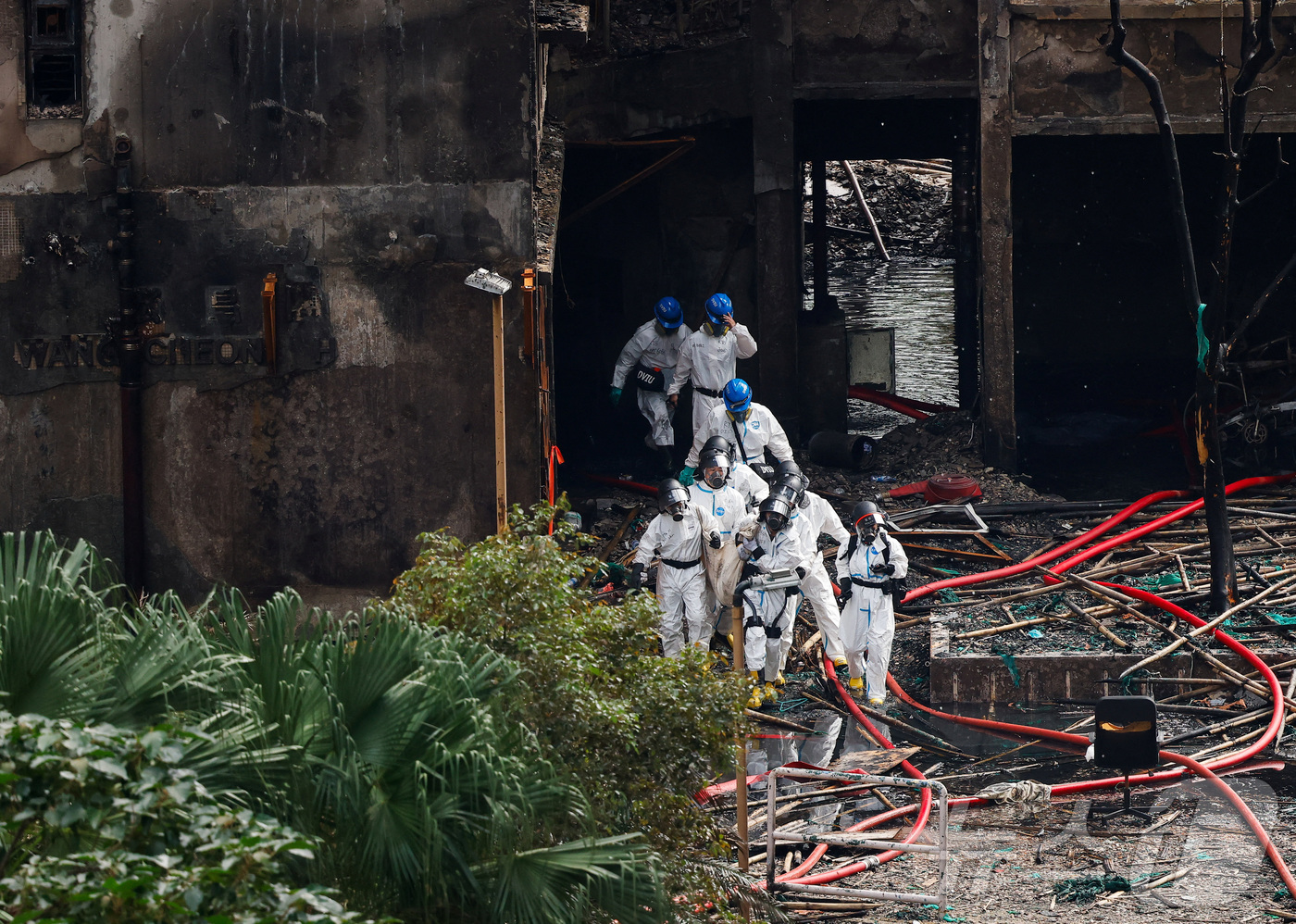 (홍콩 로이터=뉴스1) 권영미 기자 = 1일 경찰관들이 홍콩 타이포 지역 왕 푹 코트 아파트 단지에서 발생한 화재 희생자들 시신을 옮기고 있다.2025.12.01.ⓒ 로이터=뉴스1 …
