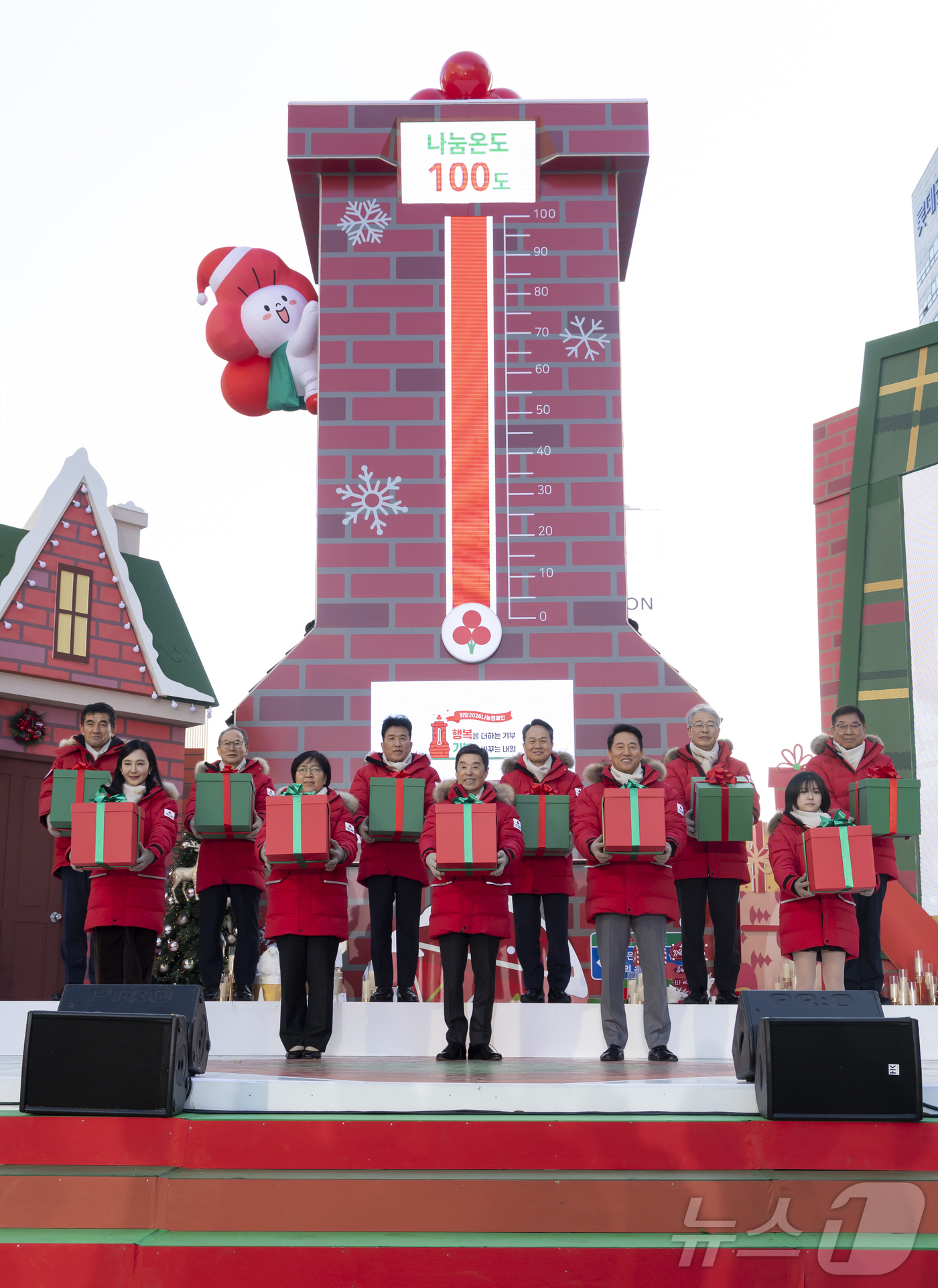 (서울=뉴스1) 박지혜 기자 = 1일 서울 광화문 광장에서 열린 사랑의열매 희망2026나눔캠페인 출범식 및 사랑의온도탑 점등식에서 김병준 사랑의 열매 회장, 오세훈 서울시장 등 참 …