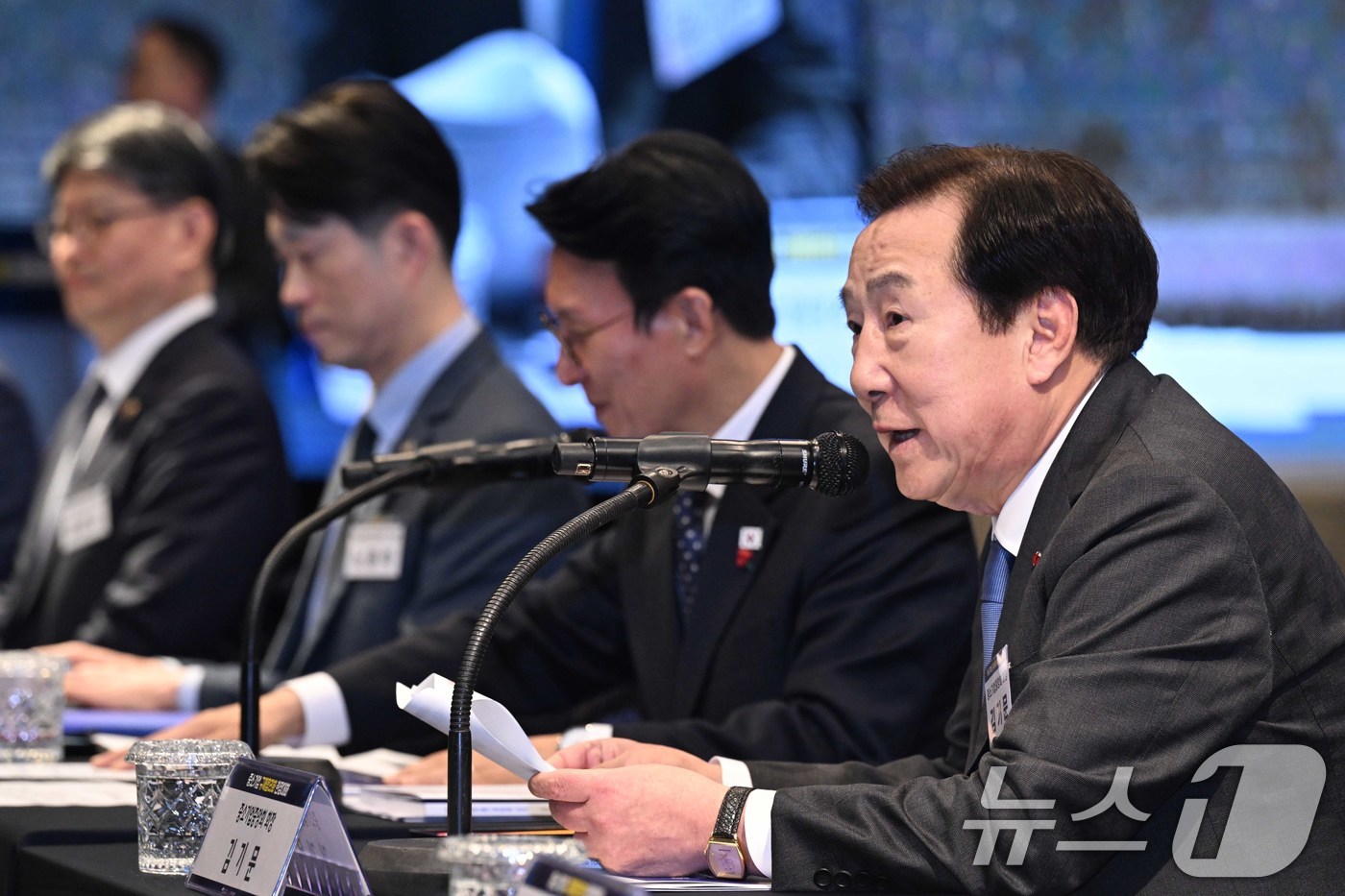 (서울=뉴스1) 청사사진기자단 = 김기문 중소기업중앙회 회장이 1일 오후 서울 여의도 중소기업중앙회에서 열린 중소기업 규제합리화 현장대화에서 개회사를 하고 있다.  2025.12. …