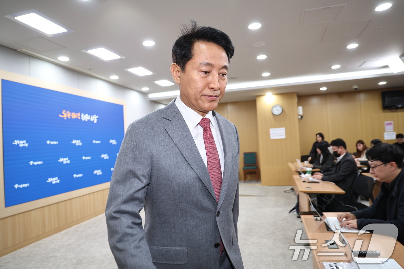 본문 이미지 - 오세훈 서울시장이 1일 오후 서울시청 브리핑실에서 김건희 특검이 오 시장을 &#39;명태균 여론조사비&#39; 대납 혐의로 기소한 것과 관련 입장을 발표 후 나서고 있다. 2025.12.1/뉴스1 ⓒ News1 구윤성 기자