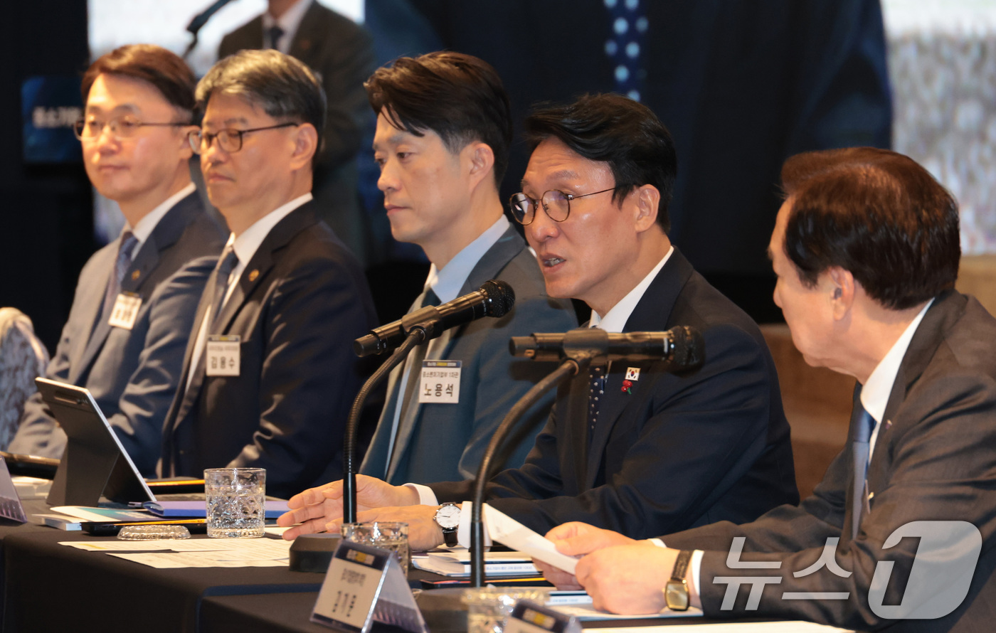 (서울=뉴스1) 청사사진기자단 = 김민석 국무총리가 1일 서울 영등포구 여의도동 중소기업중앙회관에서 열린 중소기업 규제합리화 현장대화에 참석해 인사말을 하고 있다.  2025.12 …