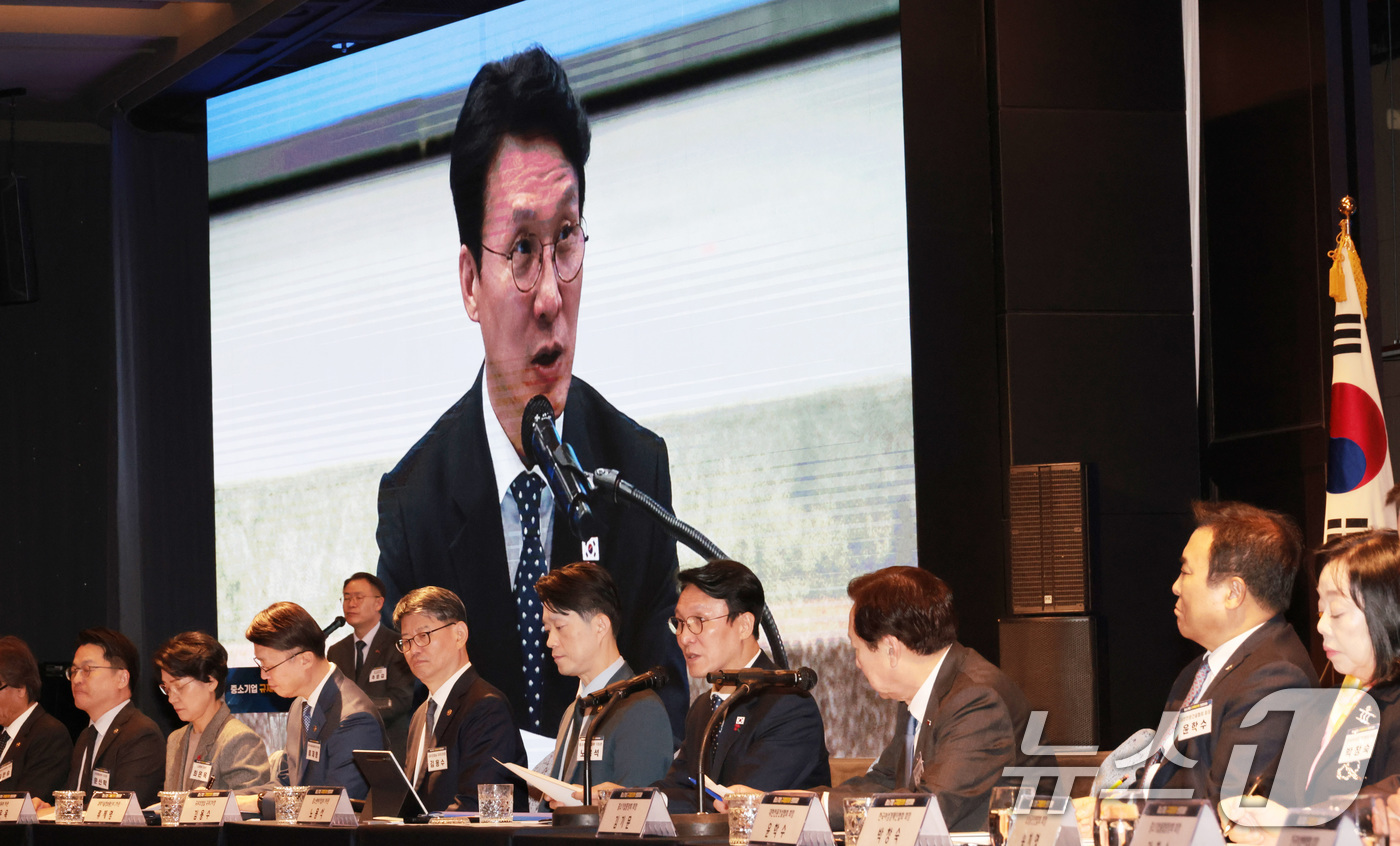 (서울=뉴스1) 청사사진기자단 = 김민석 국무총리가 1일 서울 영등포구 여의도동 중소기업중앙회관에서 열린 중소기업 규제합리화 현장대화에 참석해 인사말을 하고 있다.  2025.12 …