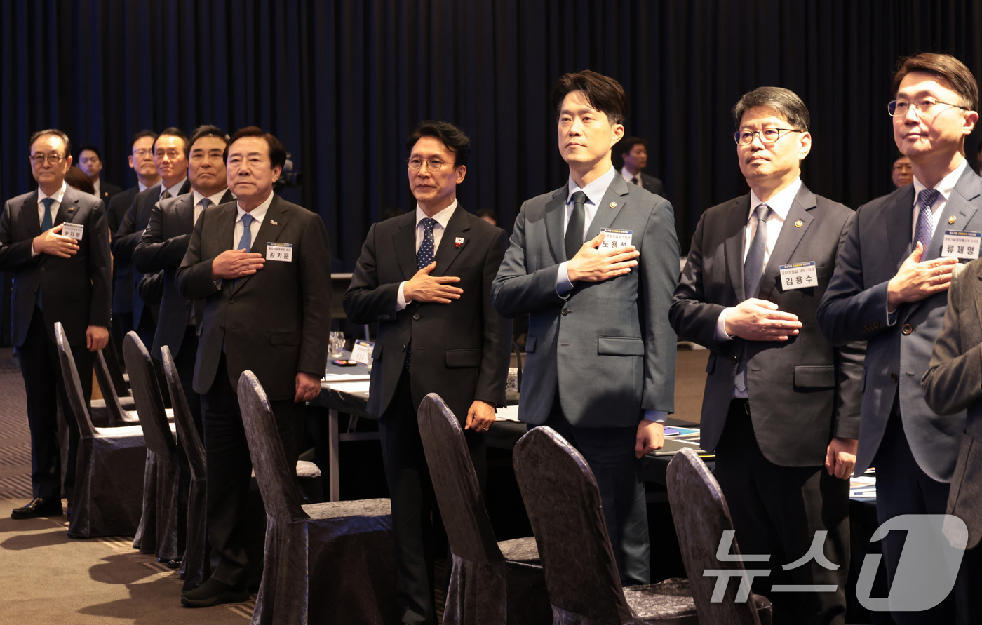 (서울=뉴스1) 청사사진기자단 = 김민석 국무총리가 1일 서울 영등포구 여의도동 중소기업중앙회관에서 열린 중소기업 규제합리화 현장대화에서 참석자들과 국기에 경례하고 있다.  202 …