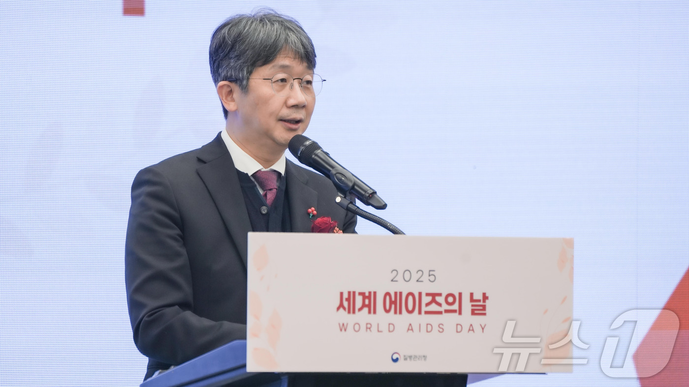 (서울=뉴스1) = 임승관 질병관리청 청장이 1일 '세계 에이즈의 날'을 맞아 서울 용산구 나인트리 로카우스 호텔에서 열린 '2025년 세계 에이즈의 날 기념식'에 참석해 기념사를 …