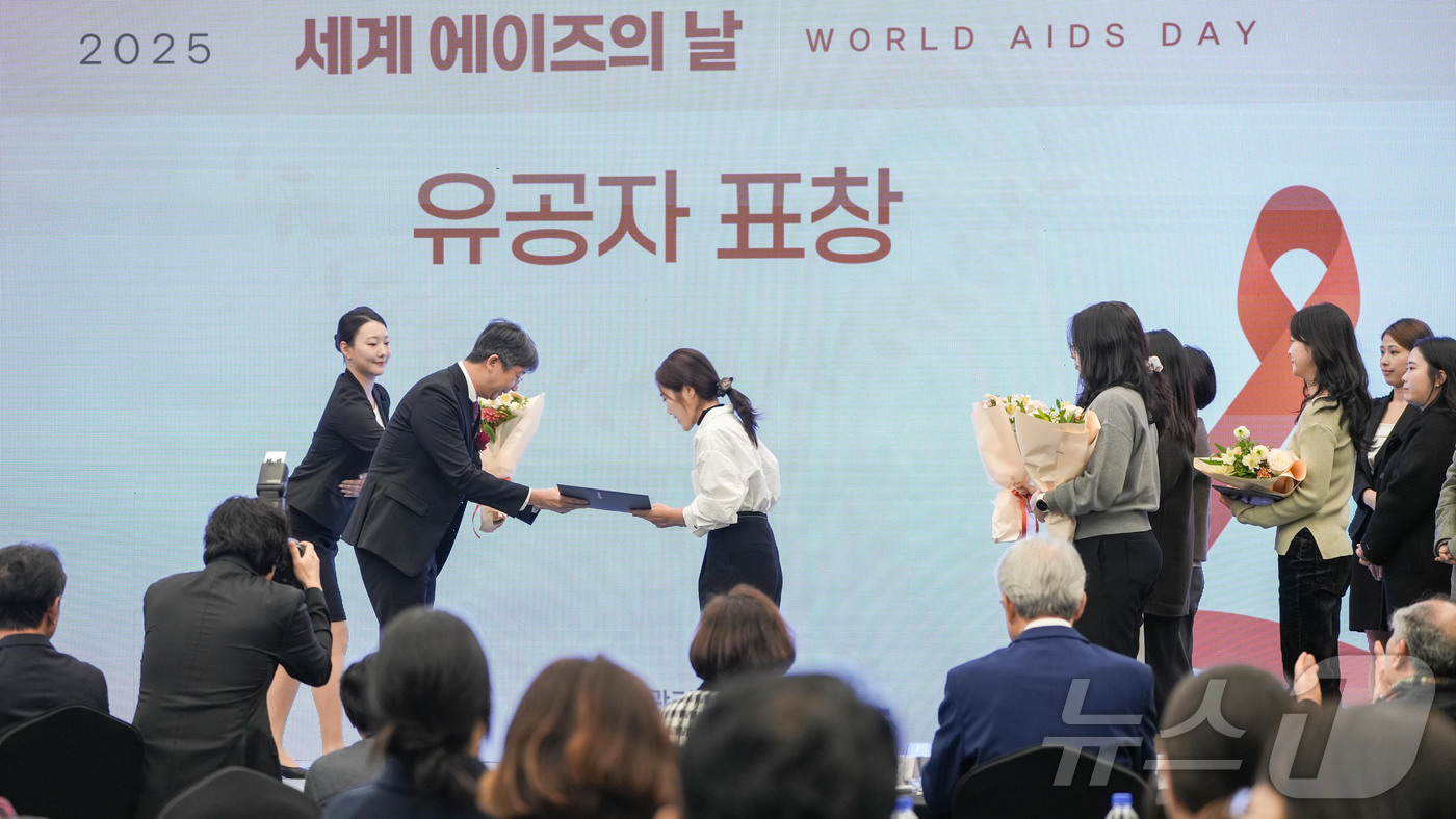 (서울=뉴스1) = 임승관 질병관리청 청장이 1일 '세계 에이즈의 날'을 맞아 서울 용산구 나인트리 로카우스 호텔에서 열린 '2025년 세계 에이즈의 날 기념식'에 참석해 유공자 …