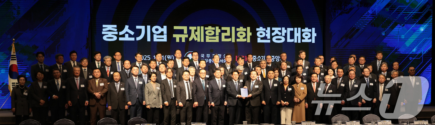 (서울=뉴스1) 청사사진기자단 = 김민석 국무총리가 1일 서울 영등포구 여의도동 중소기업중앙회관에서 열린 중소기업 규제합리화 현장대화에서 김기문 중소기업중앙회장으로부터 중소기업 1 …