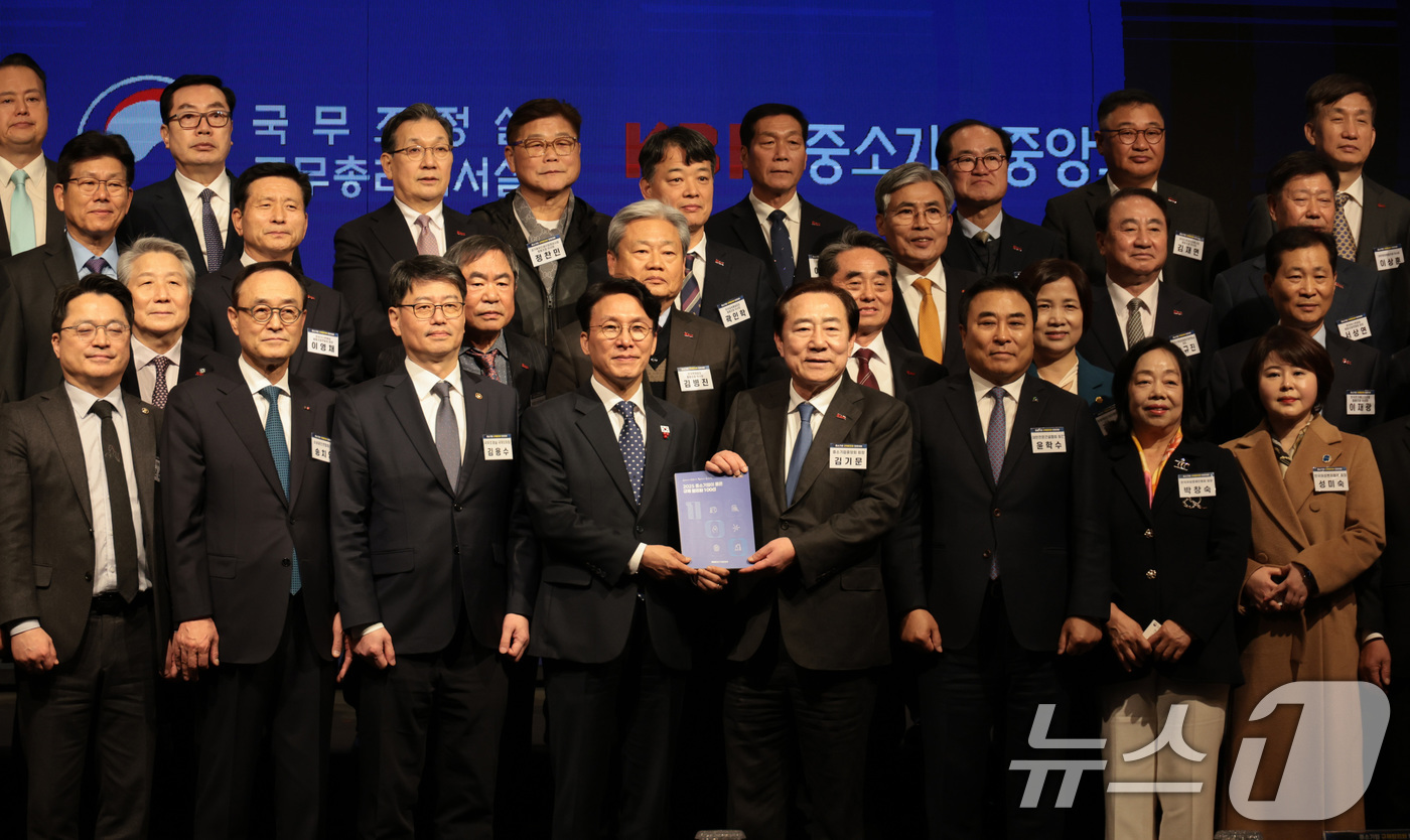 (서울=뉴스1) 청사사진기자단 = 김민석 국무총리가 1일 서울 영등포구 여의도동 중소기업중앙회관에서 열린 중소기업 규제합리화 현장대화에서 김기문 중소기업중앙회장으로부터 중소기업 1 …