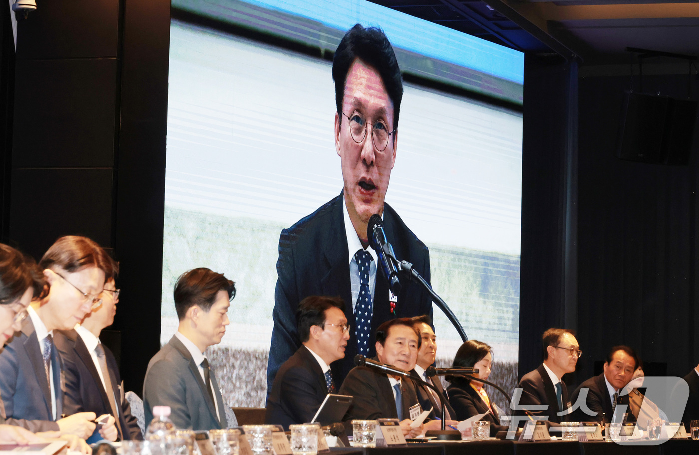 (서울=뉴스1) 청사사진기자단 = 김민석 국무총리가 1일 서울 영등포구 여의도동 중소기업중앙회관에서 열린 중소기업 규제합리화 현장대화에 참석해 인사말을 하고 있다.  2025.12 …