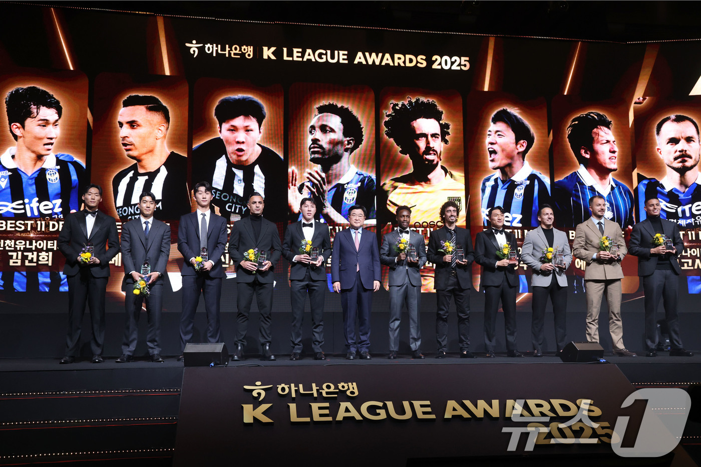 (서울=뉴스1) 이광호 기자 = 1일 오후 서울 서대문구 홍은동 스위스 그랜드호텔에서 열린 하나은행 K리그 2025대상 시상식에서 K리그2 베스트11을 수상한 선수들이 권오갑 한국 …