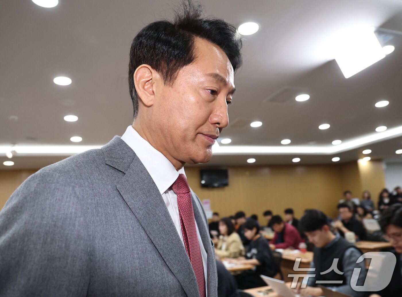 본문 이미지 - 오세훈 서울시장이 1일 오후 서울시청에서 김건희 특검이 오 시장을 &#39;명태균 여론조사비&#39; 대납 혐의로 기소한 것과 관련해 입장을 밝힌 뒤 브리핑실을 나서고 있다. 2025.12.1/뉴스1 ⓒ News1 구윤성 기자