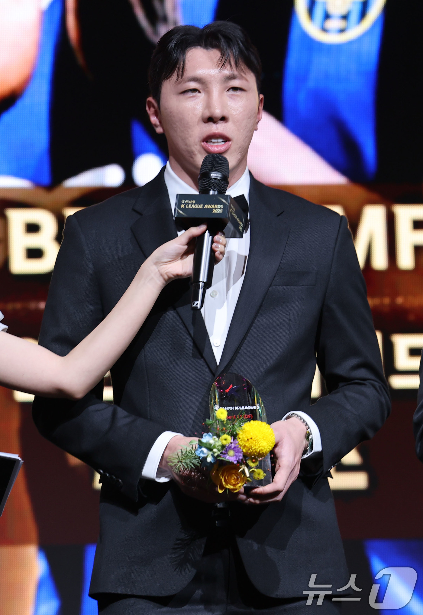 (서울=뉴스1) 이광호 기자 = 1일 오후 서울 서대문구 홍은동 스위스 그랜드호텔에서 열린 하나은행 K리그 2025대상 시상식에서 K리그2 베스트11에 선정된 신태용 전 울산 감독 …