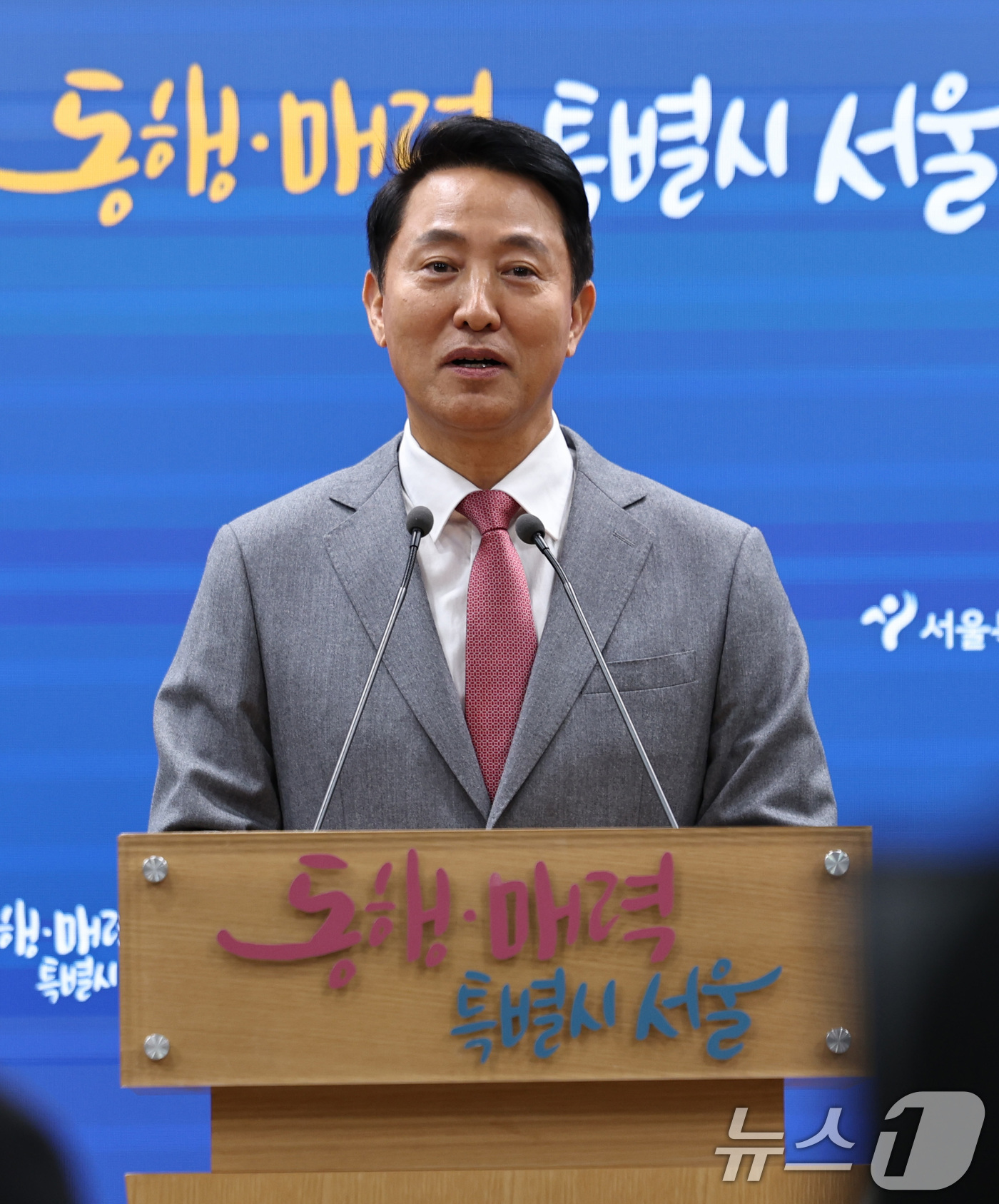 (서울=뉴스1) 구윤성 기자 = 오세훈 서울시장이 1일 오후 서울시청 브리핑실에서 김건희 특검이 오 시장을 '명태균 여론조사비' 대납 혐의로 기소한 것과 관련해 입장을 밝히고 있다 …