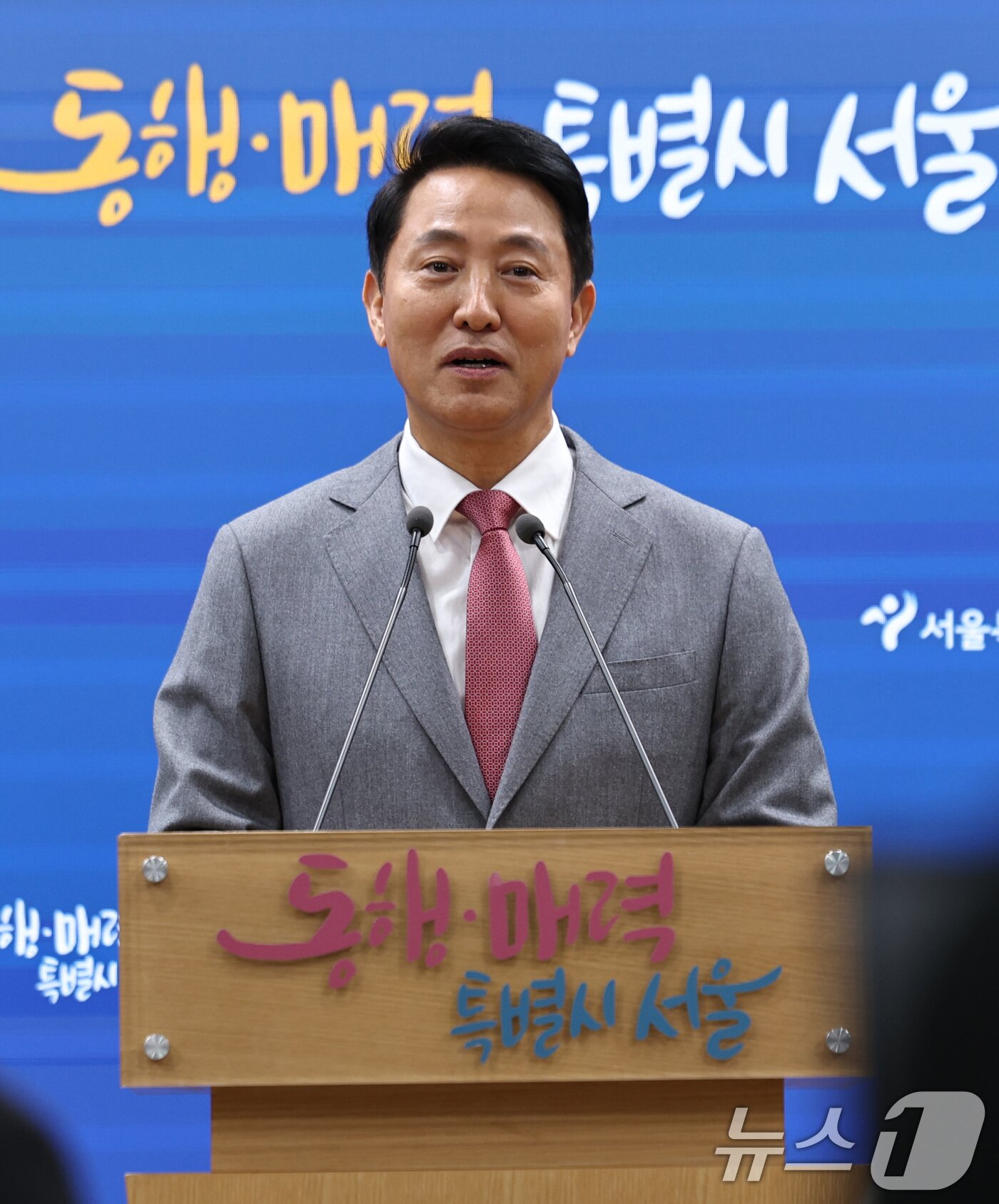본문 이미지 - 오세훈 서울시장이 1일 오후 서울시청 브리핑실에서 김건희 특검이 오 시장을 &#39;명태균 여론조사비&#39; 대납 혐의로 기소한 것과 관련해 입장을 밝히고 있다. 2025.12.1/뉴스1 ⓒ News1 구윤성 기자