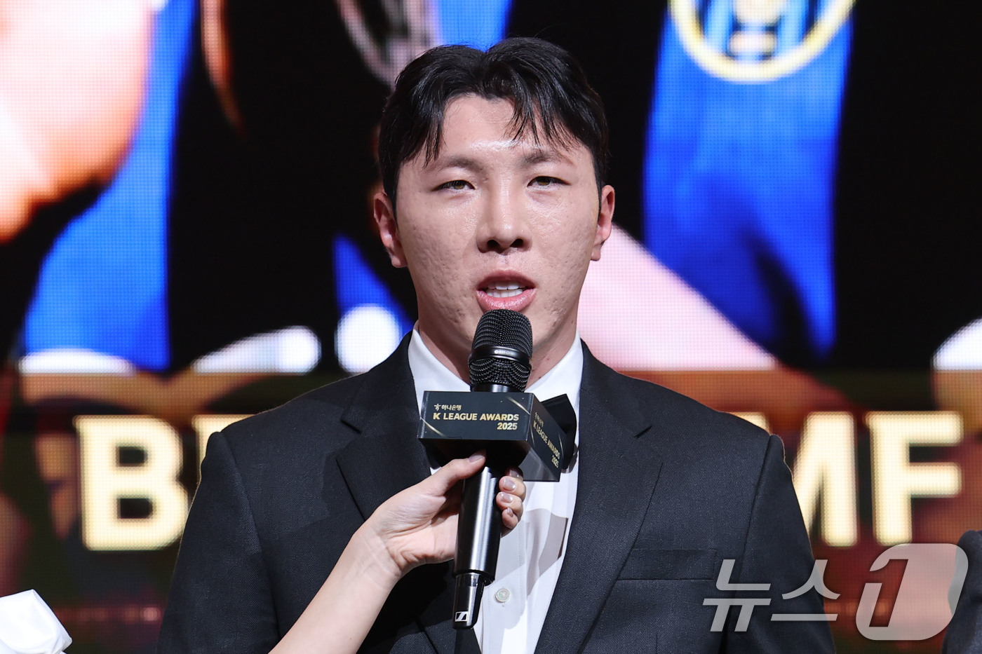 (서울=뉴스1) 이광호 기자 = 1일 오후 서울 서대문구 홍은동 스위스 그랜드호텔에서 열린 하나은행 K리그 2025대상 시상식에서 K리그2 베스트11에 선정된 신태용 전 울산 감독 …