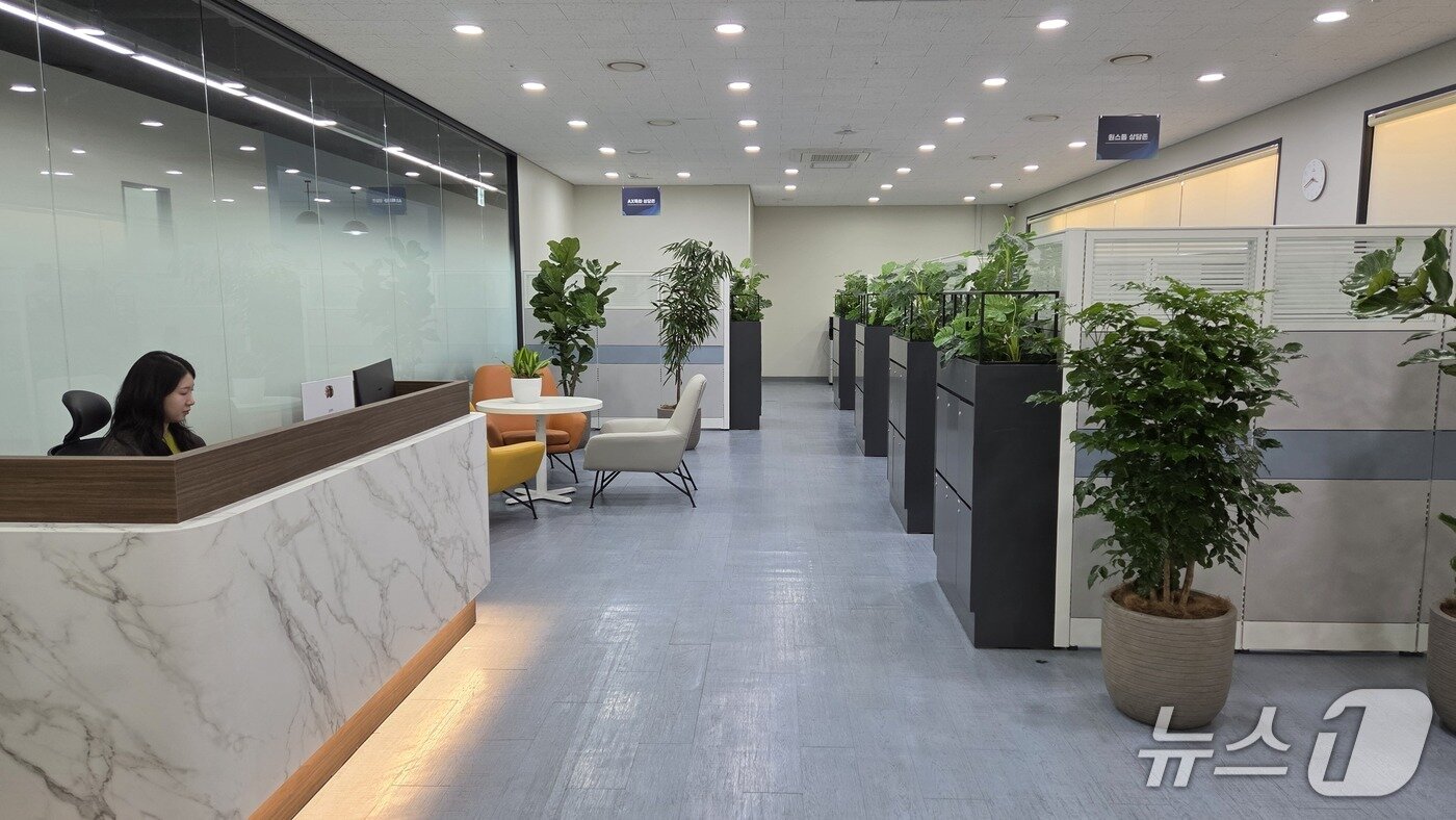 본문 이미지 - 경기 스타트업 원스톱 지원센터에 마련된 상담 창구 2025.12.1ⓒ뉴스1 이정후 기자