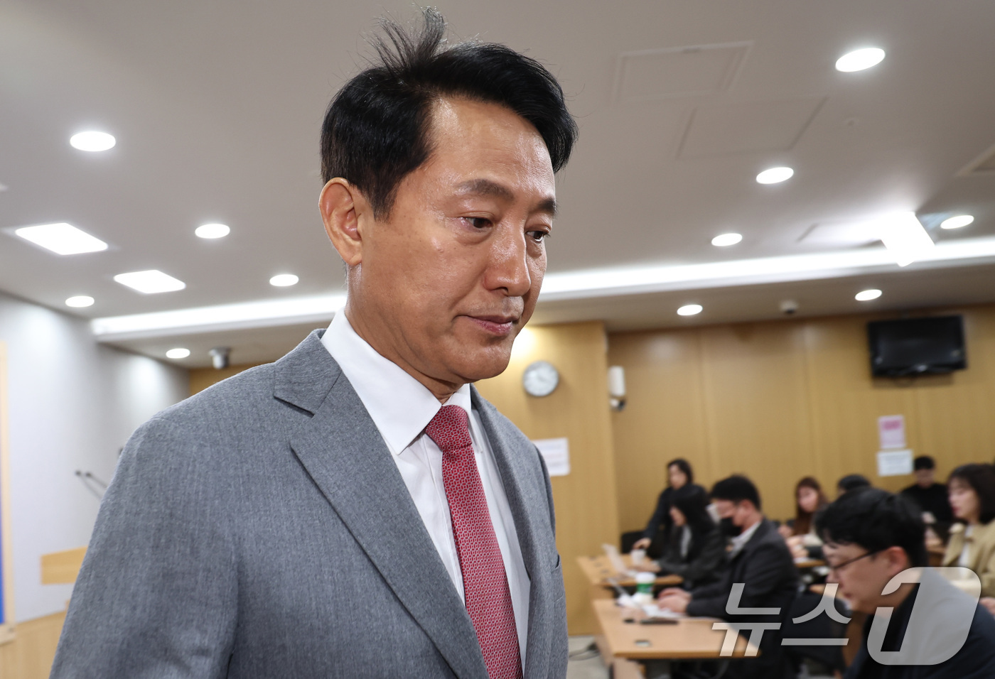 (서울=뉴스1) 구윤성 기자 = 오세훈 서울시장이 1일 오후 서울시청에서 김건희 특검이 오 시장을 '명태균 여론조사비' 대납 혐의로 기소한 것과 관련해 입장을 밝힌 뒤 브리핑실을 …