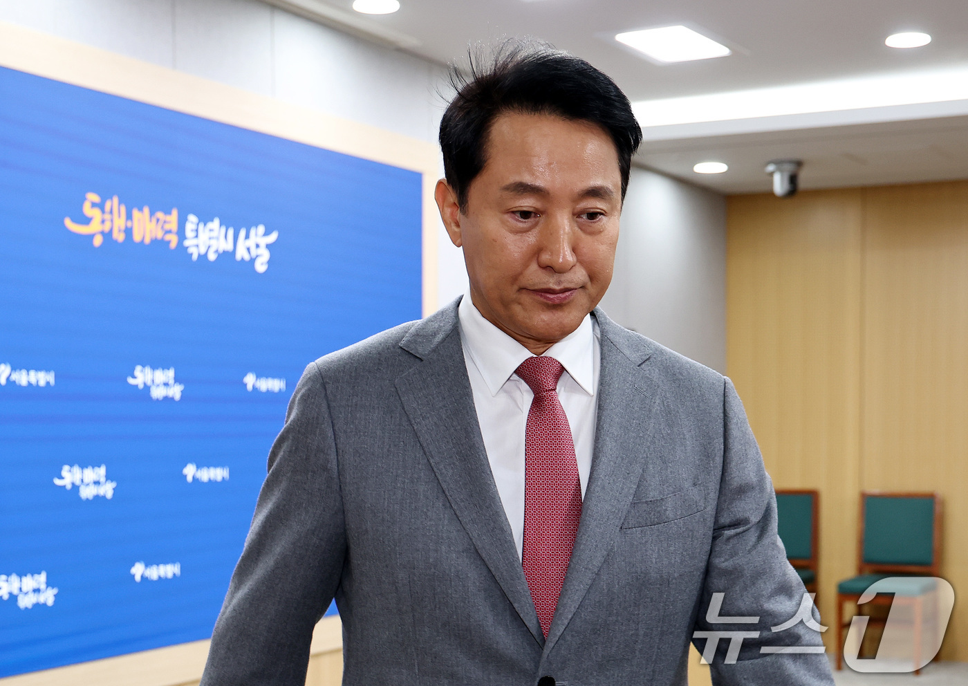 (서울=뉴스1) 구윤성 기자 = 오세훈 서울시장이 1일 오후 서울시청에서 김건희 특검이 오 시장을 '명태균 여론조사비' 대납 혐의로 기소한 것과 관련해 입장을 밝힌 뒤 브리핑실을 …