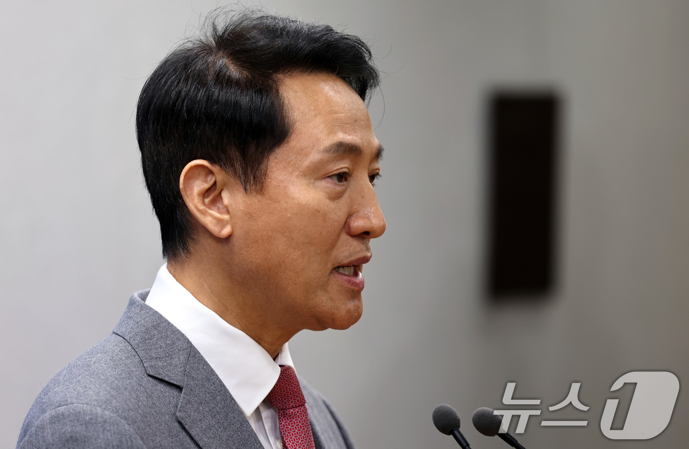 (서울=뉴스1) 구윤성 기자 = 오세훈 서울시장이 1일 오후 서울시청 브리핑실에서 김건희 특검이 오 시장을 '명태균 여론조사비' 대납 혐의로 기소한 것과 관련해 입장을 밝히고 있다 …