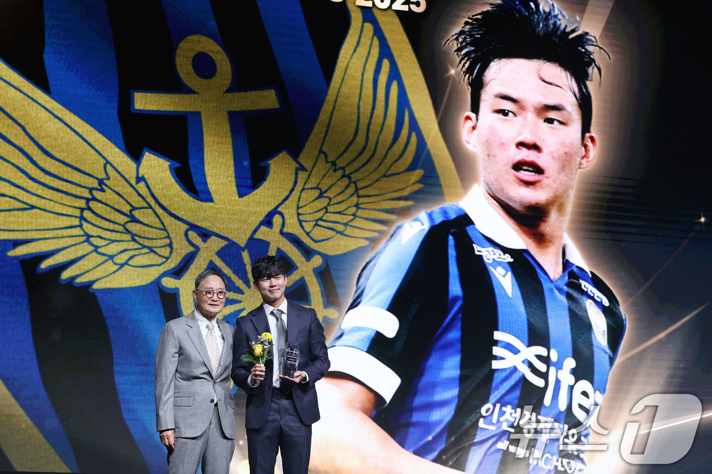 (서울=뉴스1) 이광호 기자 = 1일 오후 서울 서대문구 홍은동 스위스 그랜드호텔에서 열린 하나은행 K리그 2025대상 시상식에서 K리그2 영플레이어상을 수상한 박승호(인천 유나이 …