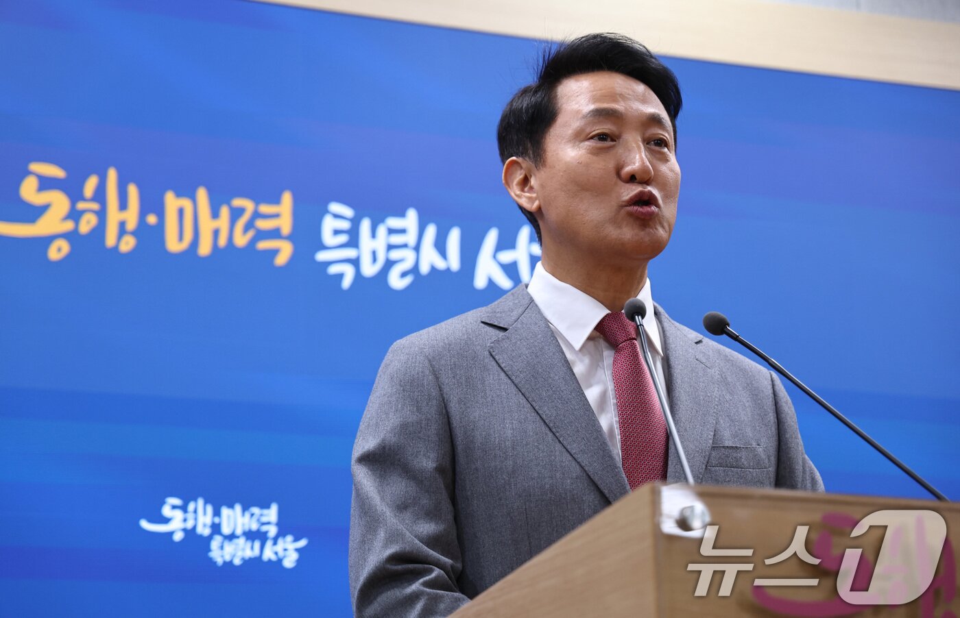 본문 이미지 - 오세훈 서울시장이 1일 오후 서울시청 브리핑실에서 김건희 특검이 오 시장을 &#39;명태균 여론조사비&#39; 대납 혐의로 기소한 것과 관련해 입장을 밝히고 있다. 2025.12.1/뉴스1 ⓒ News1 구윤성 기자