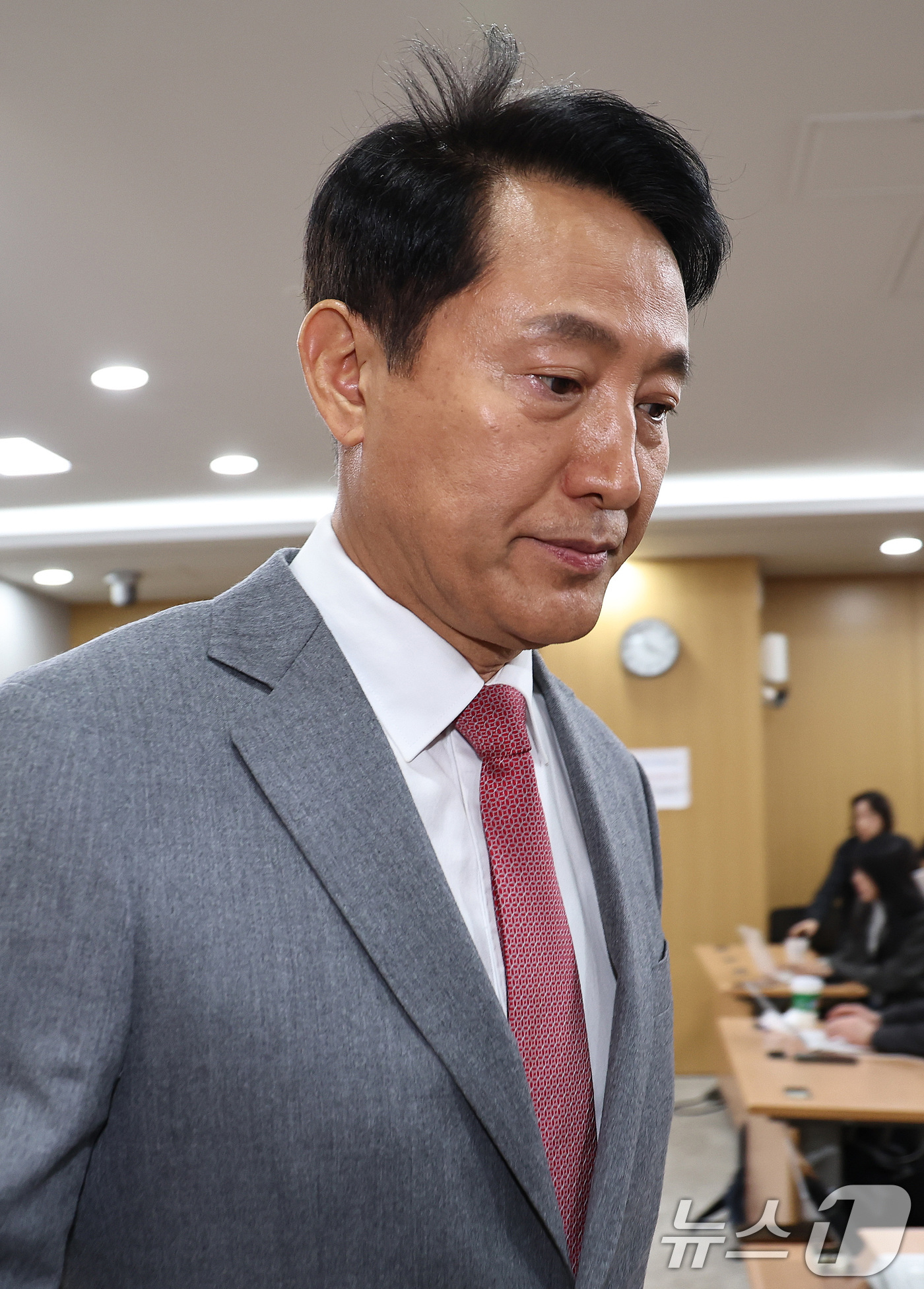 (서울=뉴스1) 구윤성 기자 = 오세훈 서울시장이 1일 오후 서울시청에서 김건희 특검이 오 시장을 '명태균 여론조사비' 대납 혐의로 기소한 것과 관련해 입장을 밝힌 뒤 브리핑실을 …