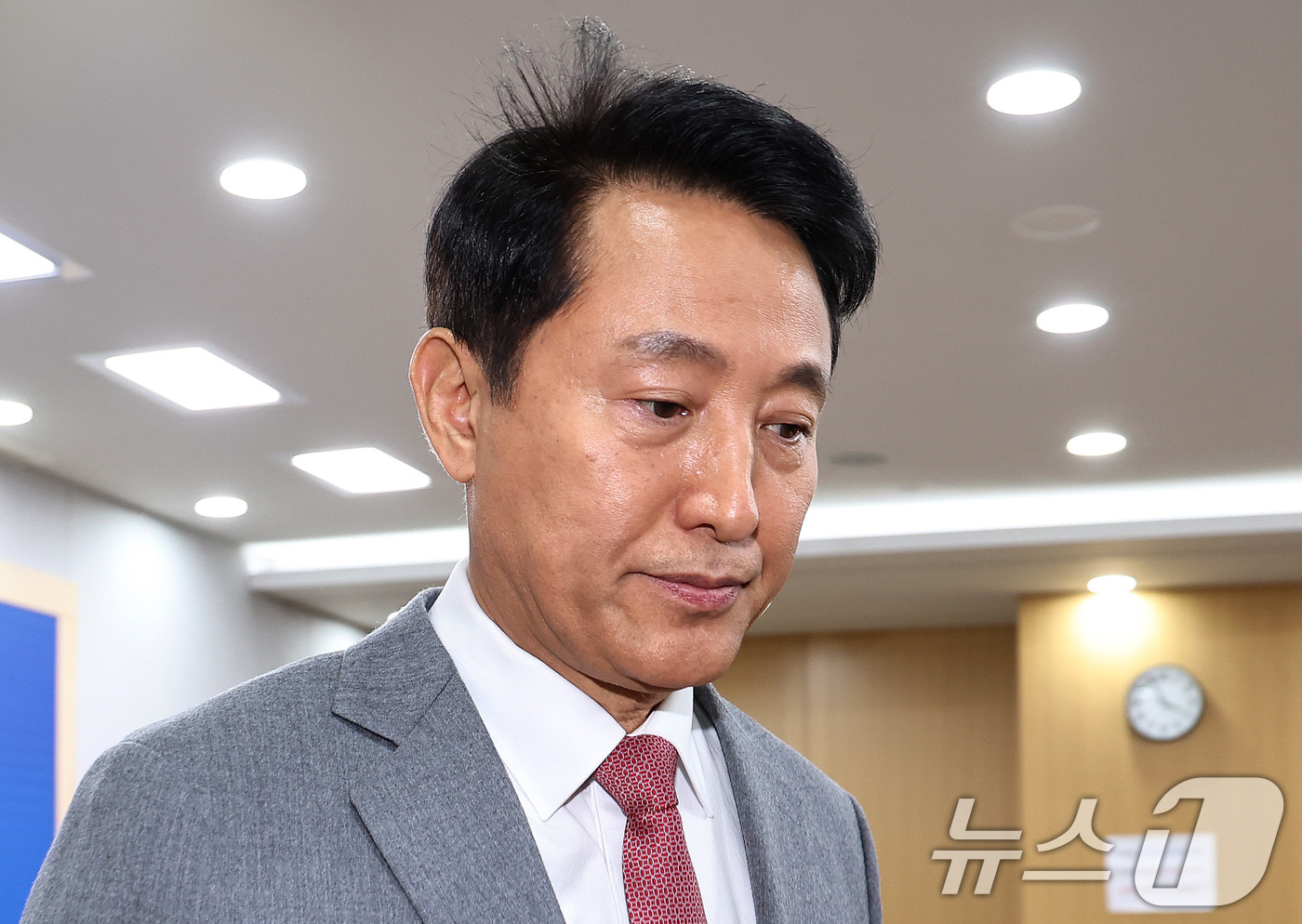 (서울=뉴스1) 구윤성 기자 = 오세훈 서울시장이 1일 오후 서울시청에서 김건희 특검이 오 시장을 '명태균 여론조사비' 대납 혐의로 기소한 것과 관련해 입장을 밝힌 뒤 브리핑실을 …