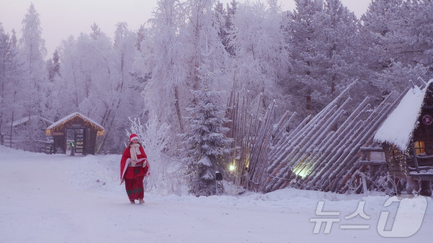 본문 이미지 - 요정마을에 산타 복장을 한 직원이 지나가고 있다.ⓒ News1 윤슬빈 관광전문기자