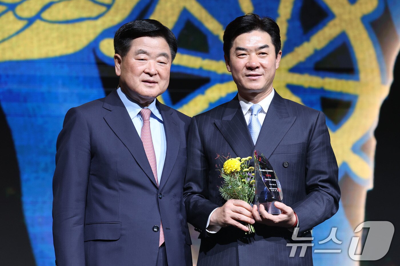 본문 이미지 - 1일 오후 서울 서대문구 홍은동 스위스 그랜드호텔에서 열린 하나은행 K리그 2025대상 시상식에서 K리그2 감독상을 수상한 윤정환(인천 유나이티드)감독이 기념촬영을 하고 있다. 2025.12.1/뉴스1 ⓒ News1 이광호 기자