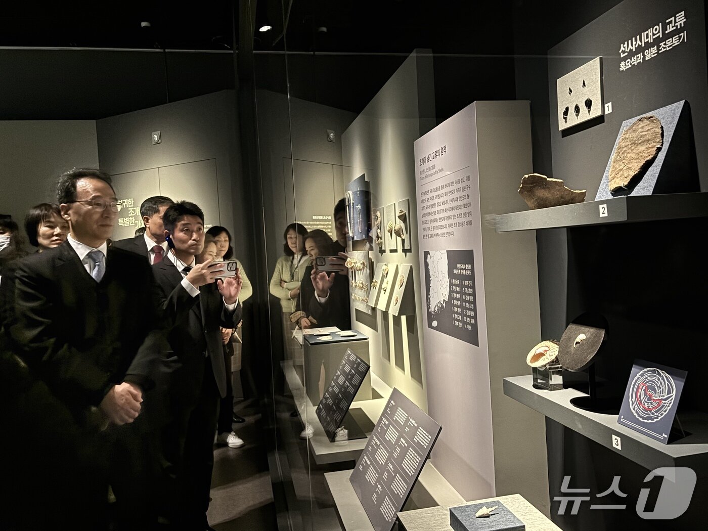 본문 이미지 - 2일 전시 개막에 앞서 주요 내빈들이 전시장을 찾아 유물을 관람하는 모습 2025.12.1 ⓒ 뉴스1 홍윤 기자