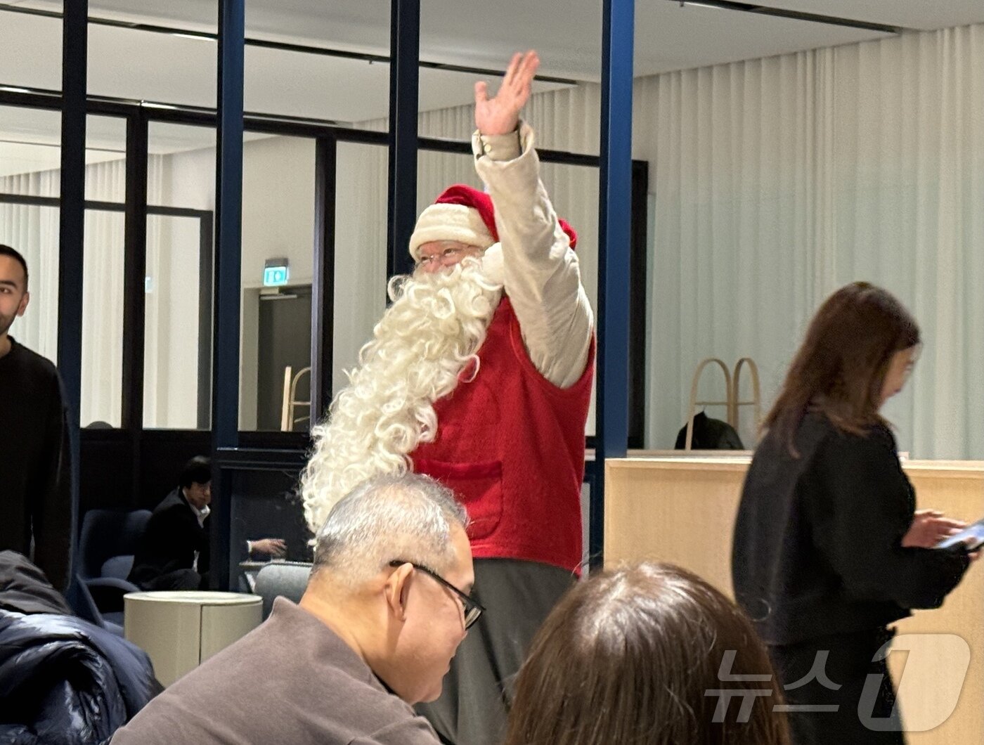 본문 이미지 - 헬싱키 반타공항 라운지에 깜짝 방문한 산타클로스ⓒ News1 윤슬빈 관광전문기자