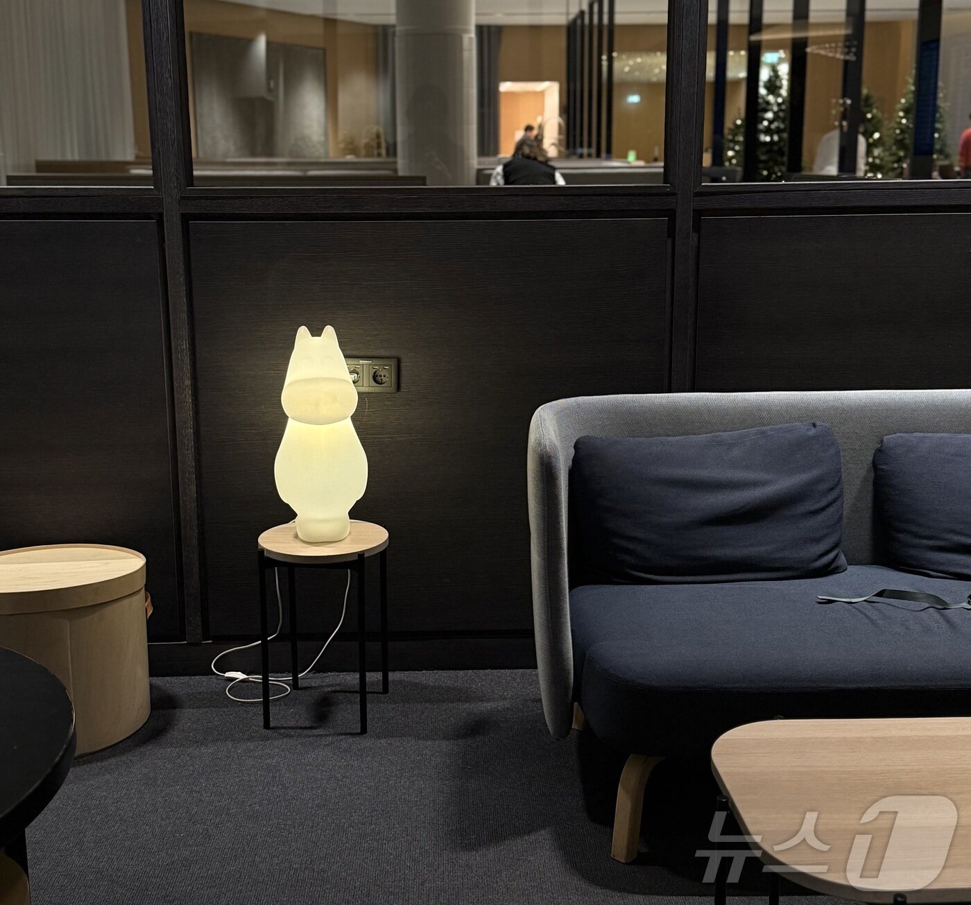 본문 이미지 - 무민 무드등이 켜 있는 헬싱키 반타공항 라운지 ⓒ News1 윤슬빈 관광전문기자