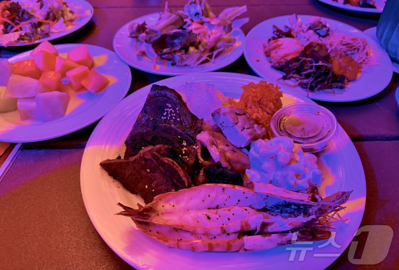 본문 이미지 - PIC 괌이 새롭게 선보인 디너쇼 &#39;태평양의 해적&#39;에서 맛볼 수 있는 메인 요리 ⓒ News1 이민주 기자