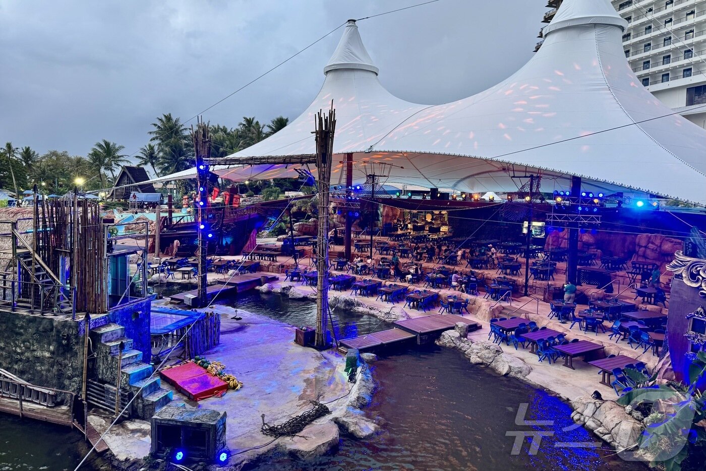 본문 이미지 - PIC 괌이 새롭게 선보인 디너쇼 &#39;태평양의 해적&#39; 공연장 모습  ⓒ News1 이민주 기자