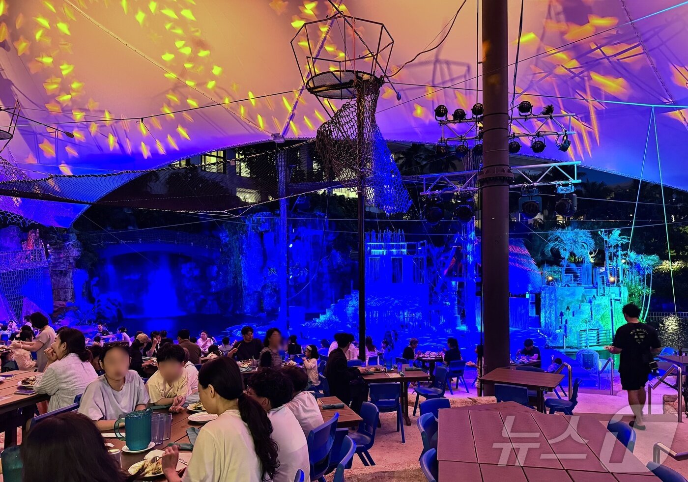 본문 이미지 - PIC 괌이 새롭게 선보인 디너쇼 &#39;태평양의 해적&#39; 공연장 내부 ⓒ News1 이민주 기자