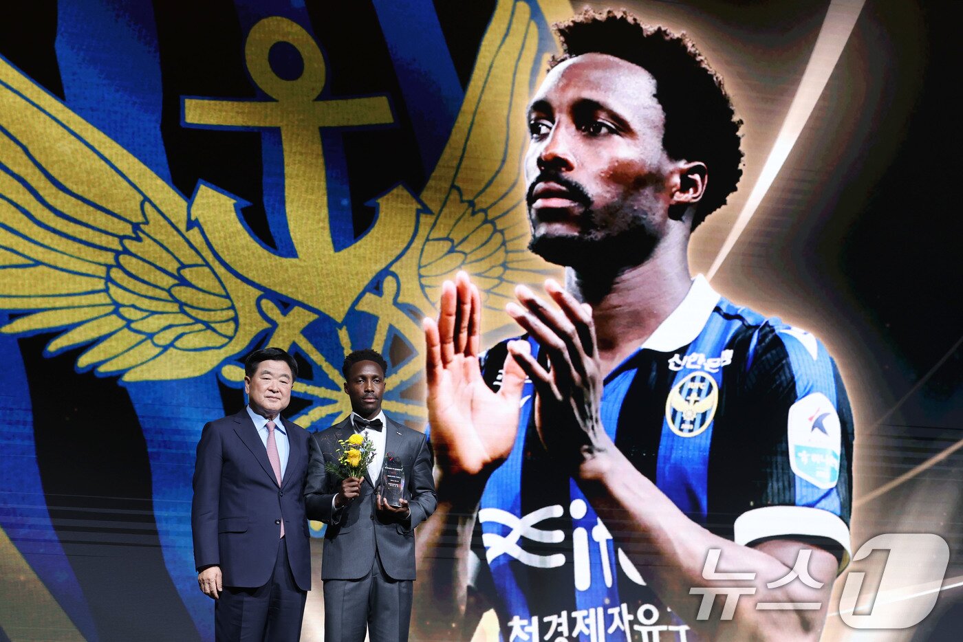 본문 이미지 - 1일 오후 서울 서대문구 홍은동 스위스 그랜드호텔에서 열린 하나은행 K리그 2025대상 시상식에서 K리그2 MVP를 수상한 제르소(인천 유나이티드)가 기념촬영을 하고 있다. 2025.12.1/뉴스1 ⓒ News1 이광호 기자