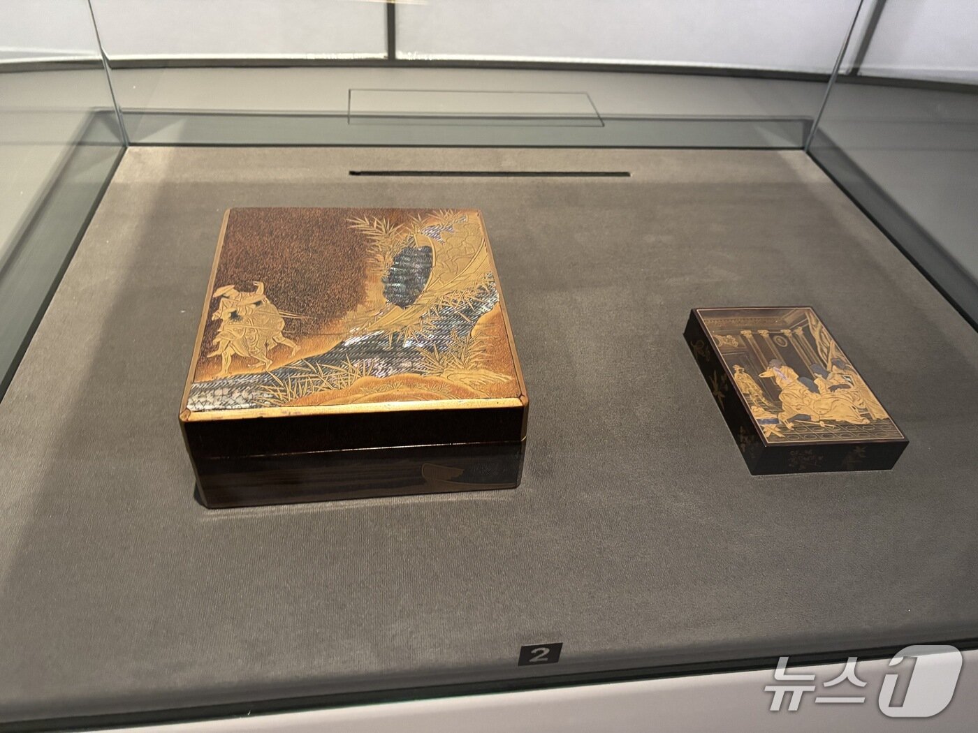 본문 이미지 - 유럽으로 수출된 일본 나전칠기 장식품. 그리스로마신화의 한 장면을 자개 기법으로 담아내 당시 유럽 사람들을 겨냥해 만들어 졌다는 것을 알 수 있다. 2025.12.1 ⓒ 뉴스1 홍윤 기자