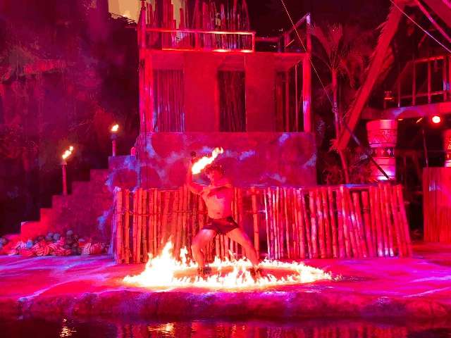 본문 이미지 - PIC 괌이 새롭게 선보인 디너쇼 &#39;태평양의 해적&#39; ⓒ News1 이민주 기자