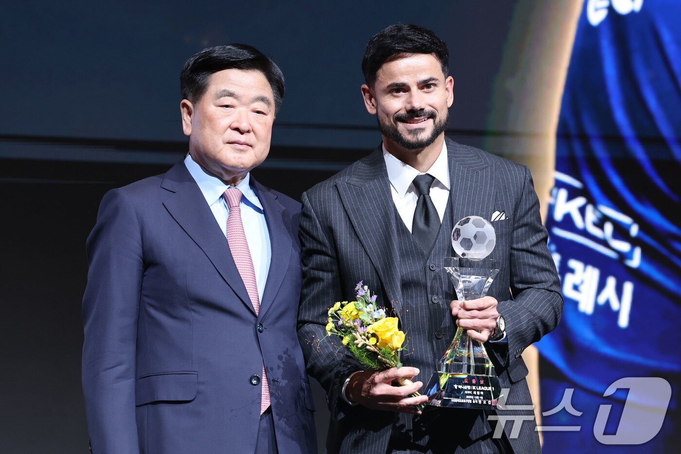본문 이미지 - 1일 오후 서울 서대문구 홍은동 스위스 그랜드호텔에서 열린 하나은행 K리그 2025대상 시상식에서 K리그1 최다도운상을 수상한 세징야&#40;대구FC&#41;가 기념촬영을 하고 있다. 2025.12.1/뉴스1 ⓒ News1 이광호 기자