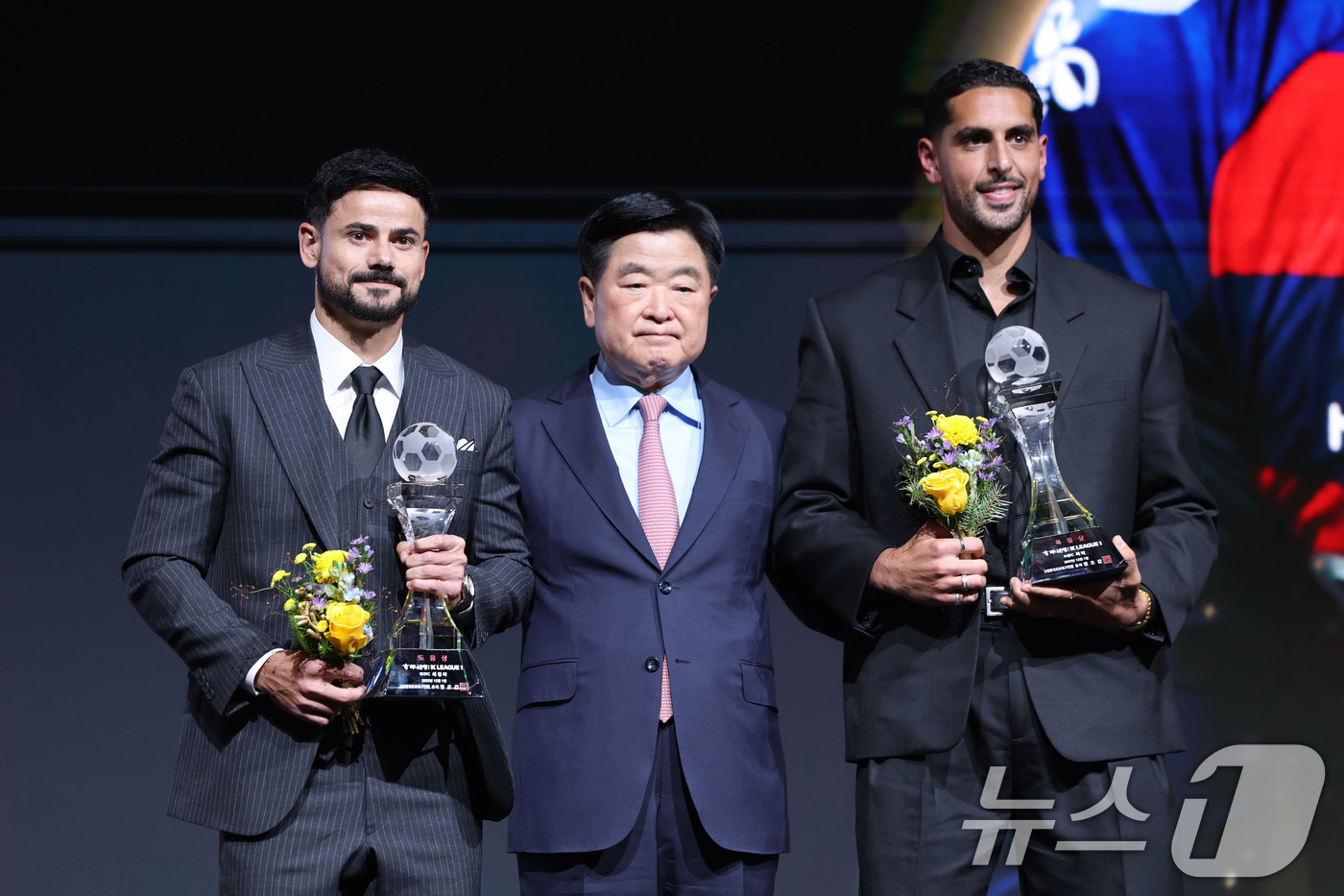 (서울=뉴스1) 이광호 기자 = 1일 오후 서울 서대문구 홍은동 스위스 그랜드호텔에서 열린 하나은행 K리그 2025대상 시상식에서 K리그1 최다도움상을 수상한 세징야(대구FC)와 …