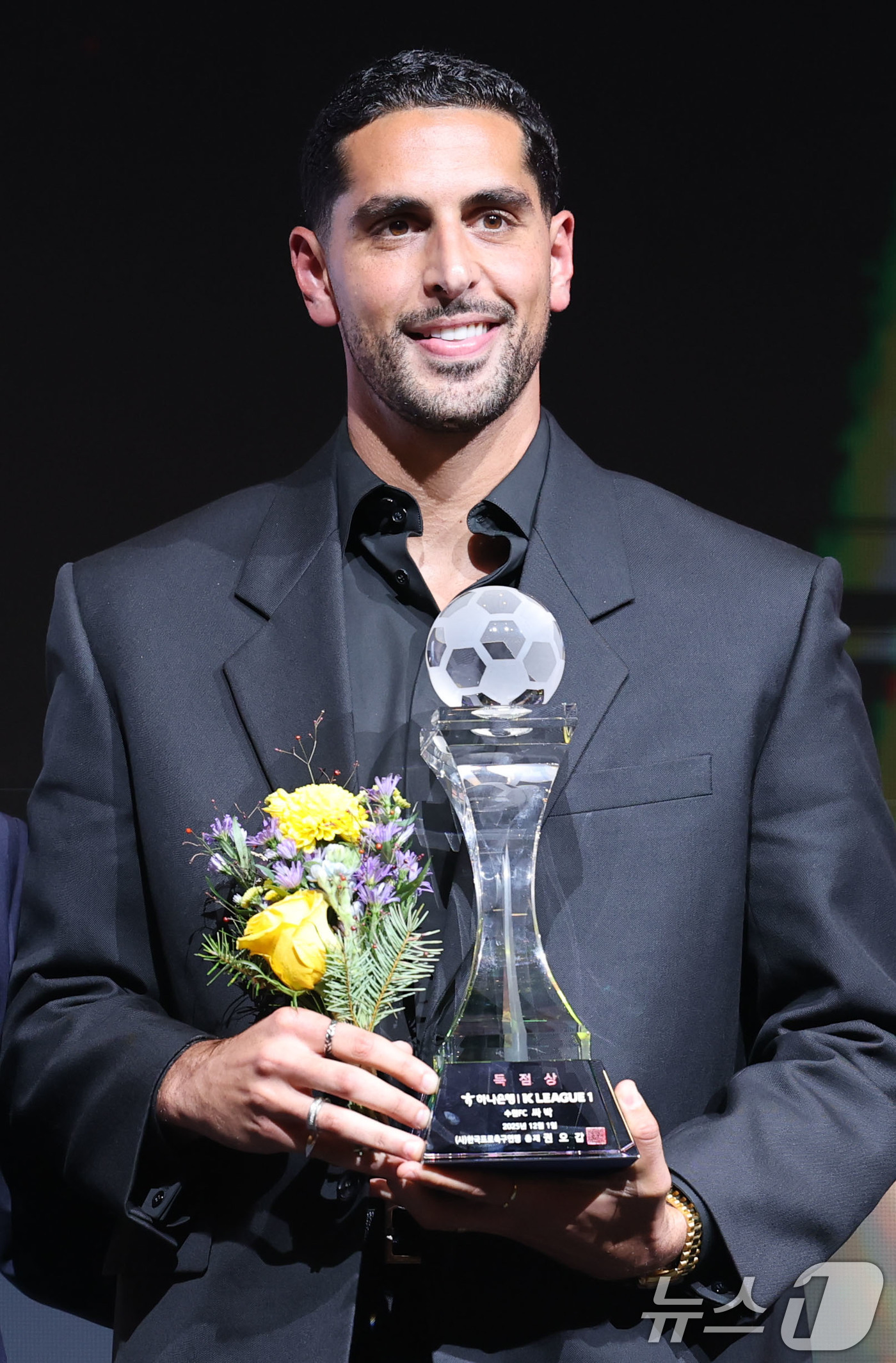 (서울=뉴스1) 이광호 기자 = 1일 오후 서울 서대문구 홍은동 스위스 그랜드호텔에서 열린 하나은행 K리그 2025대상 시상식에서 K리그1 최다득점상을 수상한 싸박(수원FC)이 기 …