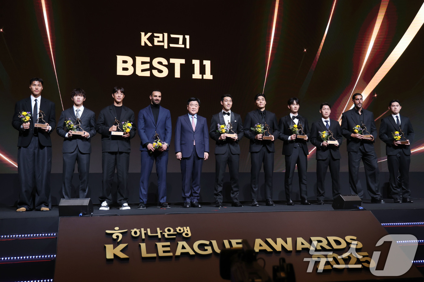 (서울=뉴스1) 이광호 기자 = 1일 오후 서울 서대문구 홍은동 스위스 그랜드호텔에서 열린 하나은행 K리그 2025대상 시상식에서 K리그1 베스트 11에 선정된 선수들이 권오갑 한 …