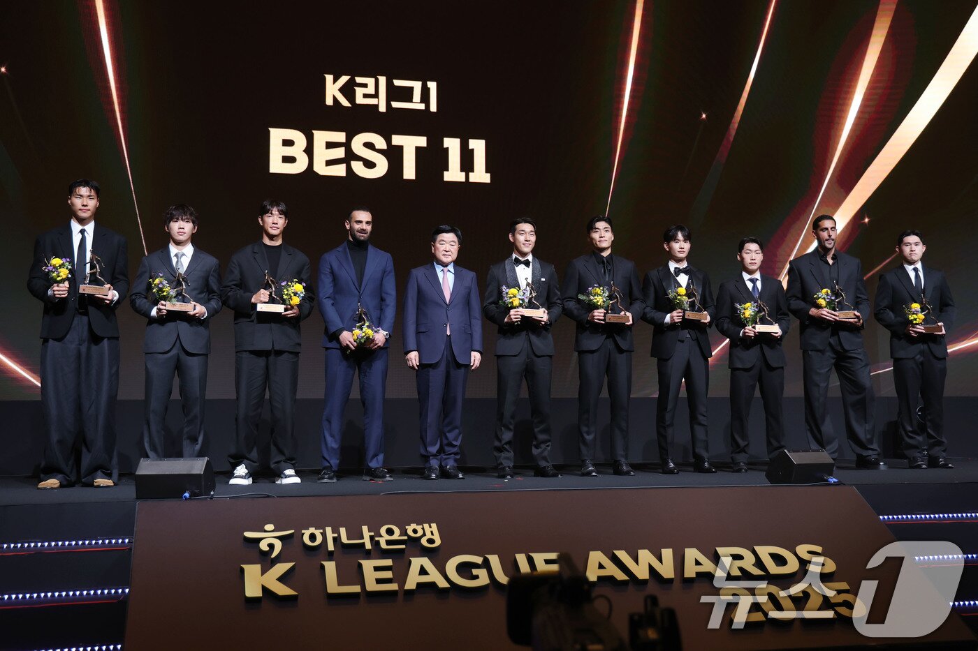 본문 이미지 - 1일 오후 서울 서대문구 홍은동 스위스 그랜드호텔에서 열린 하나은행 K리그 2025대상 시상식에서 K리그1 베스트 11에 선정된 선수들이 권오갑 한국프로축구연맹 총재와 기념촬영을 하고 있다.  2025.12.1/뉴스1 ⓒ News1 이광호 기자