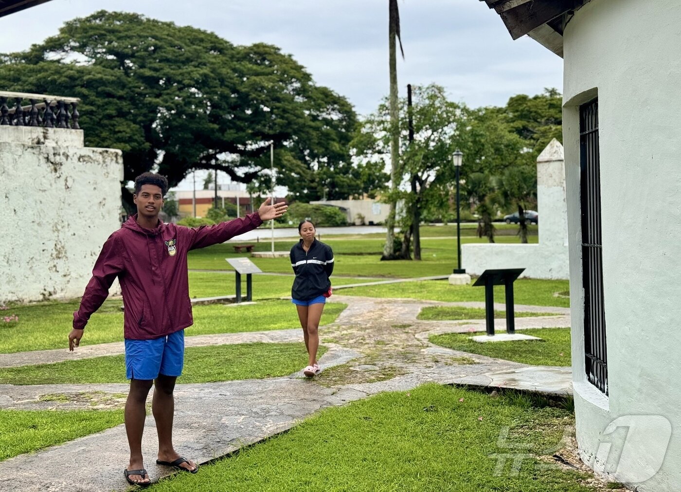 본문 이미지 - 익스플로어 PIC 시티투어 중 클럽메이트가 안내를 하고 있다. ⓒ News1 이민주 기자