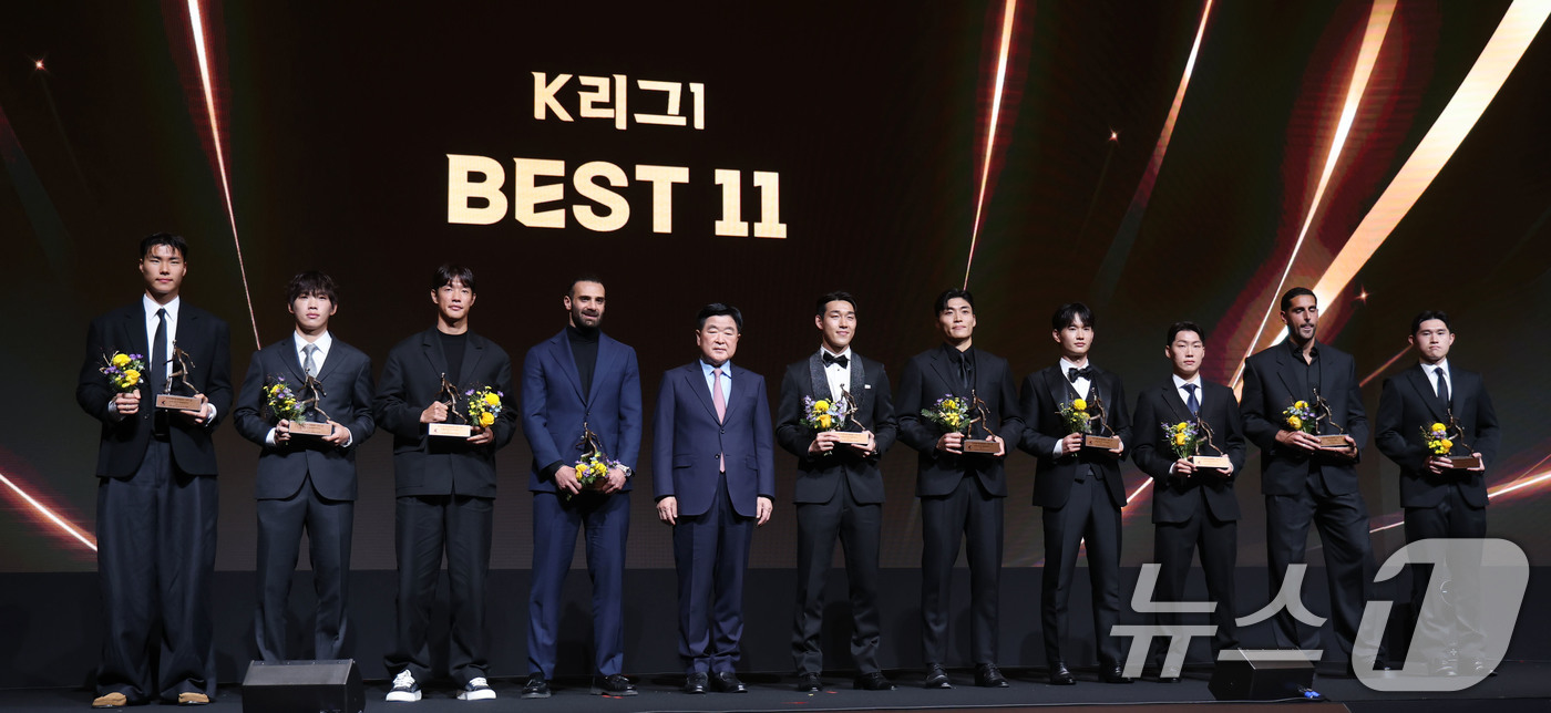 (서울=뉴스1) 이광호 기자 = 1일 오후 서울 서대문구 홍은동 스위스 그랜드호텔에서 열린 하나은행 K리그 2025대상 시상식에서 K리그1 베스트 11에 선정된 선수들이 권오갑 한 …