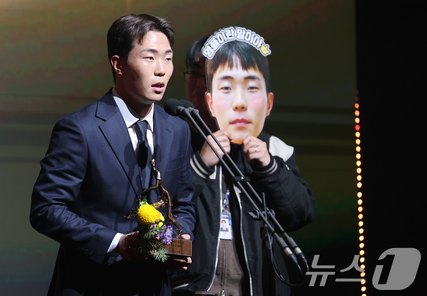 (서울=뉴스1) 이광호 기자 = 1일 오후 서울 서대문구 홍은동 스위스 그랜드호텔에서 열린 하나은행 K리그 2025대상 시상식에서 K리그1 영플레이어상을 수상한 이승원(강원FC)가 …