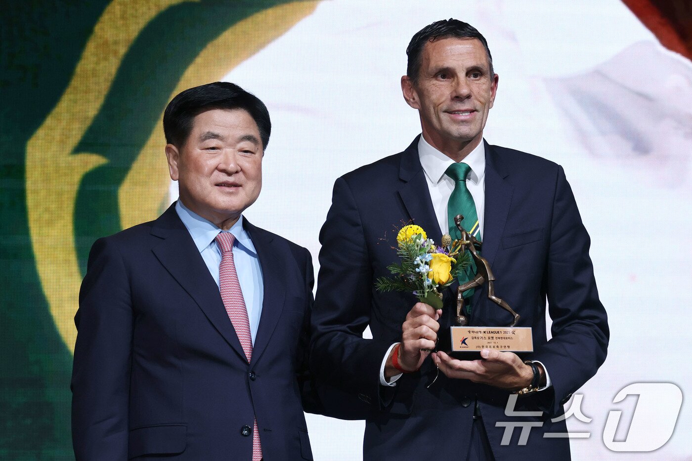 본문 이미지 - 1일 오후 서울 서대문구 홍은동 스위스 그랜드호텔에서 열린 하나은행 K리그 2025대상 시상식에서 K리그1 감독상을 수상한 거스 포옛&#40;전북 현대&#41; 감독이 기념촬영을 하고 있다. 2025.12.1/뉴스1 ⓒ News1 이광호 기자