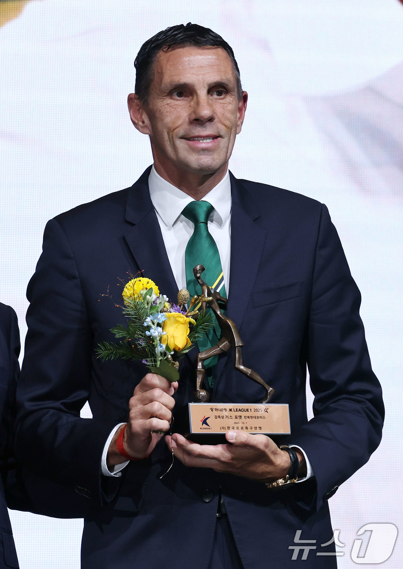 (서울=뉴스1) 이광호 기자 = 1일 오후 서울 서대문구 홍은동 스위스 그랜드호텔에서 열린 하나은행 K리그 2025대상 시상식에서 K리그1 감독상을 수상한 거스 포옛(전북 현대) …