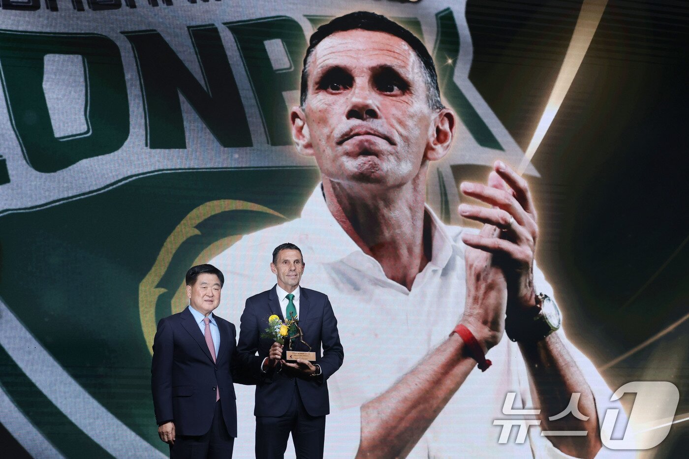 본문 이미지 - 1일 오후 서울 서대문구 홍은동 스위스 그랜드호텔에서 열린 하나은행 K리그 2025대상 시상식에서 K리그1 감독상을 수상한 거스 포옛&#40;전북 현대&#41; 감독이 기념촬영을 하고 있다. 2025.12.1/뉴스1 ⓒ News1 이광호 기자