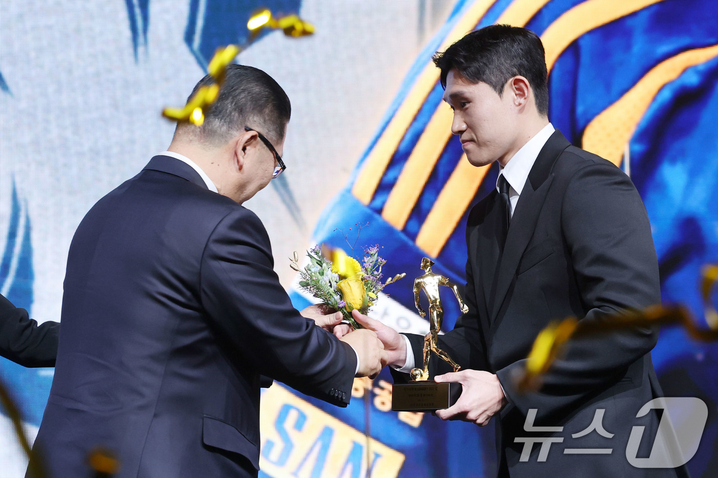 (서울=뉴스1) 이광호 기자 = 1일 오후 서울 서대문구 홍은동 스위스 그랜드호텔에서 열린 하나은행 K리그 2025대상 시상식에서 K리그1 MVP를 수상한 이동경(울산HD)이 이호 …